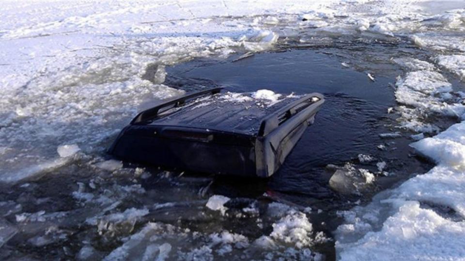 Что делать, если вы провалились под лед вместе с авто, рассказали в МЧС