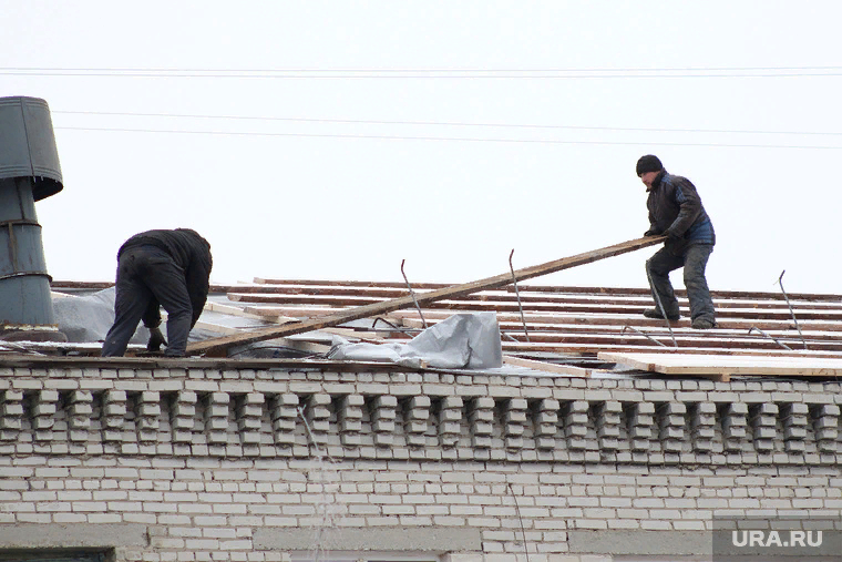 Тюменские силовики проверяют гибель рабочего, упавшего с крыши. ФОТО