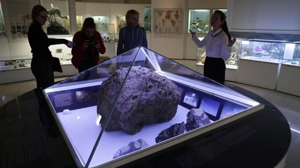 Полтергейст в музее: над челябинским метеоритом сам по себе поднялся купол